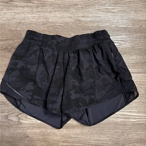 Lululemon Hotty Hot High-Rise Lined Short 4" Sz 6